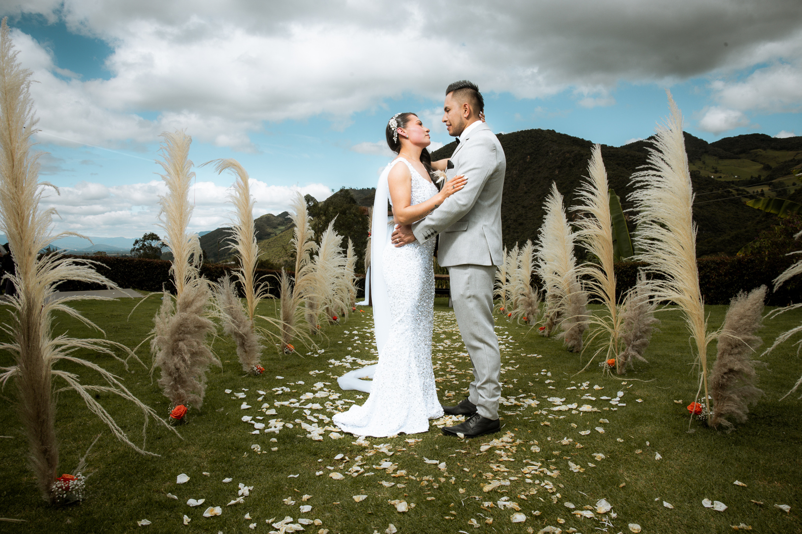 Retrato editorial de los novios al atardecer